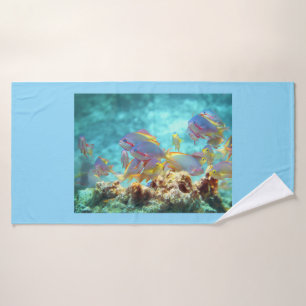 Anthias - Farbenfrohe Fischschule am Korallenriff Badehandtuch