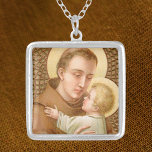 Anthony of Padua & the Christ Child (JM 05) Versilberte Kette<br><div class="desc">Der heilige Anthony von Padua (1195-1231) ist einer der beliebtesten Heiligen der Kirche. Das erste künstlerische Motiv des 17. Jahrhunderts, das Heilige Anthony, das das Christ Child hält, wurde in alle Manieren künstlerischer Medien auf der ganzen Welt übersetzt, besonders dort, wo Franziskaner Missionare das Wort verbreitet haben. In dieser herrlichen...</div>