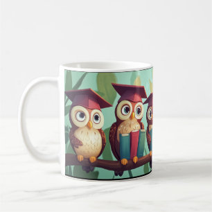 Anthropomorphe Eulen mit Abschlusskappen sitzen o Kaffeetasse