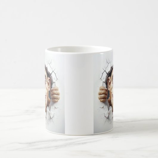 Anthropomorpher Affe bricht durch weiße Mauer Kaffeetasse (Mittel)