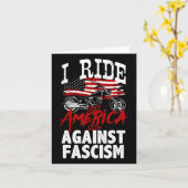 Anti Trump Biker widersetzt sich dem Protest des F Karte (Gelbe Blume)