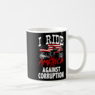 Anti Trump Biker widersetzt sich dem Protest gegen Kaffeetasse