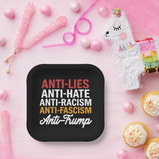 Anti Trump hasst Lügen und Faschismus hält sich ge Pappteller (Party)