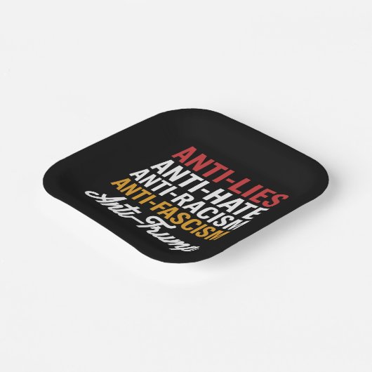 Anti Trump hasst Lügen und Faschismus hält sich ge Pappteller (Gewinkelt)