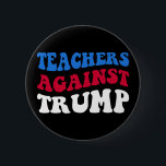 Anti-Trump - Lehrer gegen Trump II Button<br><div class="desc">Cooles Design,  perfekt für Lehrer,  die Donald Trump hassen! 'Lehrer gegen Trump' Anti-Trump-Satz auf schwarzem Hintergrund. Mit dieser phantastischen Anti-Trump-Kunst kreieren Sie Stil und Raum! Großes Geschenk für demokratische Lehrer.</div>