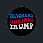 Anti-Trump - Lehrer gegen Trump II Button<br><div class="desc">Cooles Design,  perfekt für Lehrer,  die Donald Trump hassen! 'Lehrer gegen Trump' Anti-Trump-Satz auf schwarzem Hintergrund. Mit dieser phantastischen Anti-Trump-Kunst kreieren Sie Stil und Raum! Großes Geschenk für demokratische Lehrer.</div>