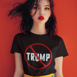 Anti Trump Politische Frauen T-Shirt<br><div class="desc">Der T - Shirt von Donald Trump mit einem roten Kreis und einem X über seinem Namen. Zeigen Sie Ihren Nachbarn,  dass Sie der Agenda dieses Republikaners widerstehen werden. Stehen Sie diesem Mann entgegen,  der für unser Land so schädlich ist,  mit diesem einfachen,  aber mutigen Shirt der Erklärung.</div>