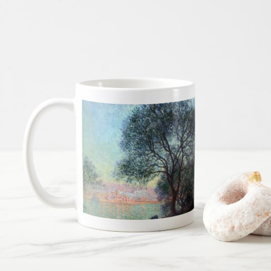 Antibes am Morgen von Claude Monet Kaffeetasse (Mit Donut)