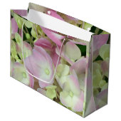 Antik Weiß und Dusty Pink Hydrangea Petals Große Geschenktüte (Vorderseite Schrägansicht)