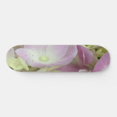 Antik Weiß und Dusty Pink Hydrangea Petals Skateboard (Horizontal)