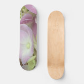 Antik Weiß und Dusty Pink Hydrangea Petals Skateboard (Vorderseite)