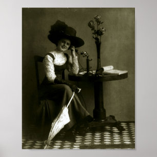 Antike 1910 Frau am Kerzenständer-Telefon Poster