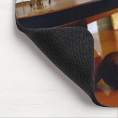 Antike Baseball auf einer Tabelle durch ein Mousepad (Ecke)