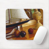 Antike Baseball auf einer Tabelle durch ein Mousepad (Mit Mouse)