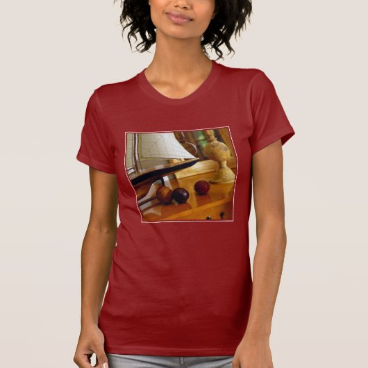Antike Baseball auf einer Tabelle durch ein T-Shirt (Vorderseite)