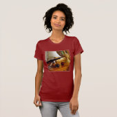 Antike Baseball auf einer Tabelle durch ein T-Shirt (Vorne ganz)