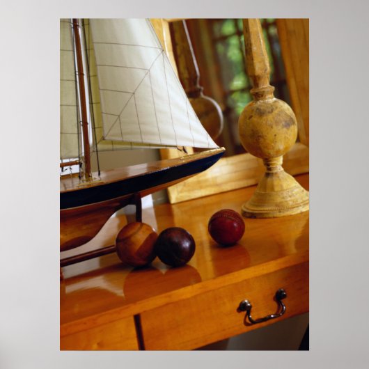 Antike Baseballs am Tisch mit Segelboot Poster (Vorne)