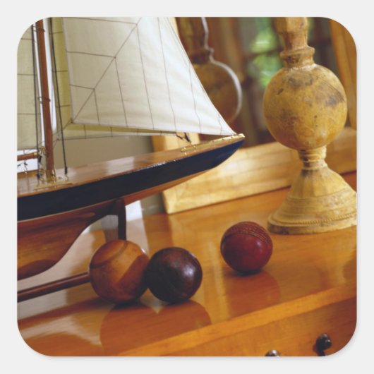 Antike Baseballs am Tisch mit Segelboot Quadratischer Aufkleber (Vorderseite)