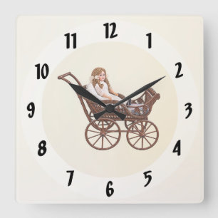 Antike Bisque-Puppe in Weidenkorbwagen Quadratische Wanduhr