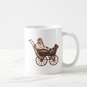 Antike Bisque-Puppe in Weidenwagen Kaffeetasse