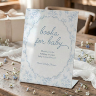 Antike blaue Bücher für Baby Shower mit floralem M Sockelschild