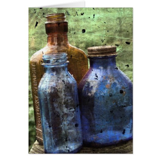 Antike blaue und braune Flaschen (Vorne)