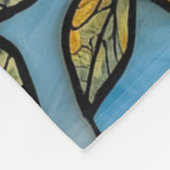 antike Bleiglas-Kunst in Blau mit Schmetterling Fleecedecke (Ecke)