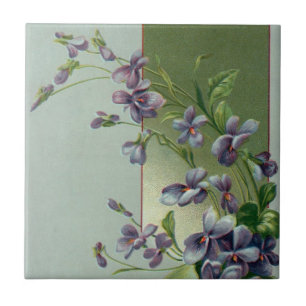 Antike blühende violette Blumen in einem Osterei Fliese