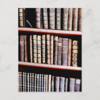 Antike Bücher in Regalen Postkarte