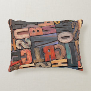 Antike Buchstabenblöcke mit Farbtinte Dekokissen