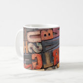Antike Buchstabenblöcke mit Farbtinte Kaffeetasse (Vorderseite Links)