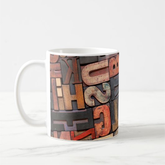 Antike Buchstabenblöcke mit Farbtinte Kaffeetasse (Links)
