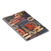 Antike Buchstabenblöcke mit Farbtinte Notizblock (Rechte Seite)