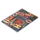 Antike Buchstabenblöcke mit Farbtinte Notizblock (Linke Seite)