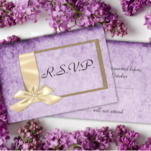 Antike Creme-Schleife auf lila Hochzeit RSVP Karte