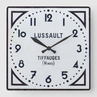 Antike französische Uhr. Quadratische Wanduhr