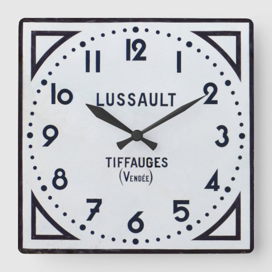 Antike französische Uhr. Quadratische Wanduhr (Vorderseite)