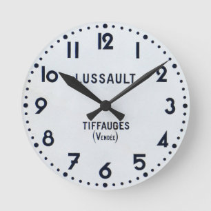 Antike französische Uhr. Runde Wanduhr