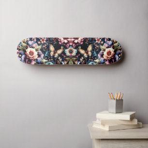 Antike Frühlingsblumen und Schmetterlinge Skateboard