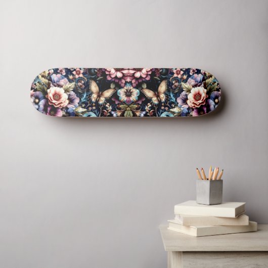 Antike Frühlingsblumen und Schmetterlinge Skateboard (Wandkunst (Horz))
