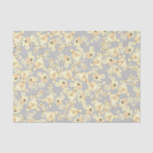 Antike gelbe Rosen auf einem weichen grauen Hinter Seidenpapier
