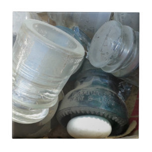 Antike Glas-Isolatoren und ein Türknauf Fliese