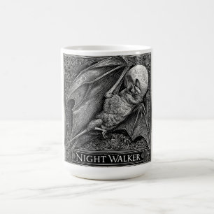 Antike Gravur einer Fledermaus, die unter dem Voll Kaffeetasse