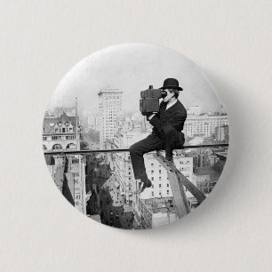 antike Kamera auf einem Stadt-Hochhaus Vintage-Fot Button