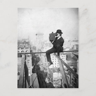 antike Kamera auf einem Stadt-Hochhaus Vintage-Fot Postkarte