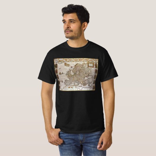 Antike Karte Europas von Willem Jansz Blaeu, c1617 T-Shirt (Vorne ganz)