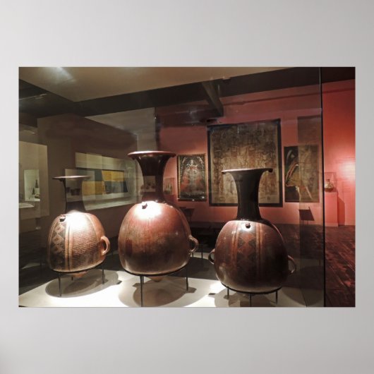 Antike Kunstgegenstände in einem peruanischen Muse Poster (Vorne)