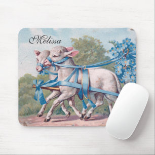 Antike Lämmer, geschmückt mit blauen Bändern Mousepad