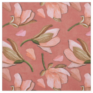 Antike Magnolienblüte auf staubigem Rosa Stoff