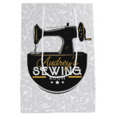 Antike Nähmaschine ADD NAME Seamstress Schneider Mittlere Geschenktüte (Rückseite)